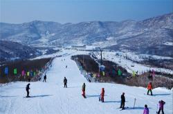 沈阳棋盘山滑雪场：冬季旅游的乐园