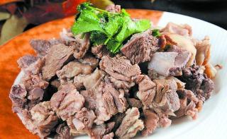 手抓羊肉制作大揭秘：独特烹饪技巧，让你品尝地道美味