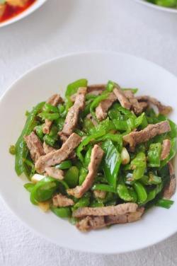 青椒炒牛肉，口感鲜嫩，营养丰富的家常美食