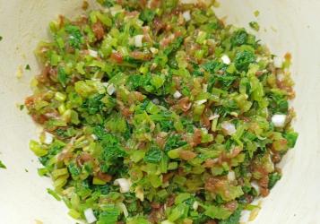 芹菜饺子馅的独家制作方法：口感鲜美，营养丰富