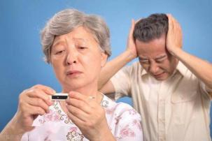 老年痴呆症的症状及表现：计算力、理解力、学习力和记忆力全面下降