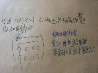 居然的反义词：显然、必定和一定