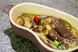 蒜泥拌茄子：夏日凉爽小菜的制作秘诀
