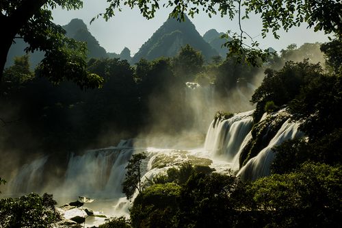 德天瀑布：跨国瀑布奇观，亲近自然与体验异国风情的好去处