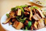 家常美食：香干回锅肉的制作与品尝