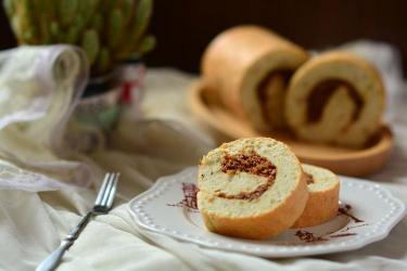肉松卷蛋糕：家庭烘焙的甜美诱惑