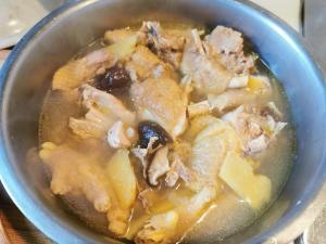香菇炖鸡汤：家常美味，滋补又营养