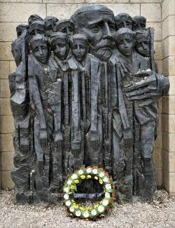 犹太人大屠杀纪念馆：历史的痛与人类的反思