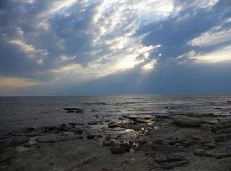 里海：世界最大咸水湖的奥秘与挑战