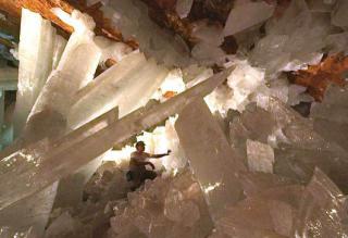 探寻墨西哥奈卡晶洞：地下水晶洞穴的奇迹