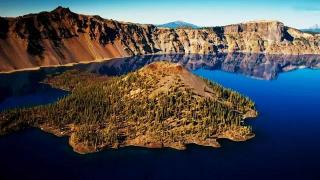 火山口湖：美国最深的湖，自然与历史的完美融合