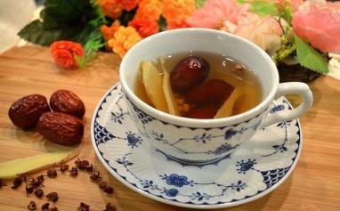 嗓子痒止咳最快的方法：喝水、吃糖、生姜或蜂蜜、盐水漱口、药物治疗