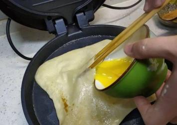 鸡蛋灌饼的做法视频：手工匠心，轻松做早餐！