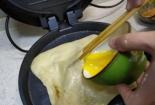 鸡蛋灌饼的做法视频：手工匠心，轻松做早餐！