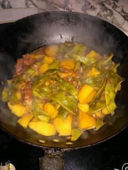 土豆豆角炖肉：家常美味，轻松烹饪
