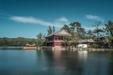 烟雨楼：仿浙江嘉兴南湖鸳鸯岛，漱芳斋取景地，乾隆御笔，俯瞰避暑山庄美景