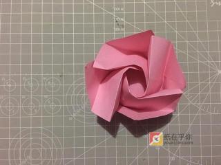 如何用纸轻松折出美丽的玫瑰花？