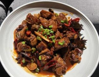 千变花花：五香酥炸鸭下巴的家常独特风味制作