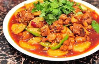 家常美味回锅鸡：重制传统，麻辣鲜香，让人回味无穷