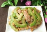 家常苦瓜炒肉：鲜美可口，健康营养的家常菜