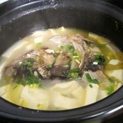 炖鱼头汤：鲜美滋味，一步到位的家常佳肴