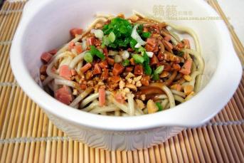 家庭自制热干面的做法：简单步骤，美味呈现