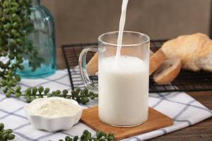 喝牛奶的好处和坏处：补充营养与潜在风险并存