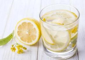 经常喝柠檬水好吗？益处多且安全，但要注意适量饮用