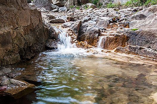 平谷湖洞水风景区：自然岩石与溪水景观的完美融合