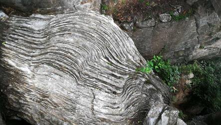 探秘万石岩：奇峰异石与古迹共舞