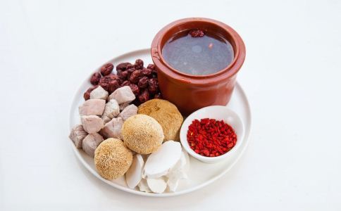 女人来月经吃什么好：补血补矿物质，健康饮食缓解疼痛