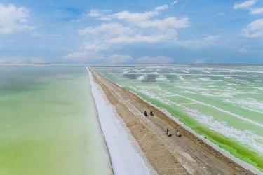 探访万丈盐桥：穿越盐漠的奇观与独特风景
