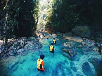 恩平岑洞峡谷漂流：穿越时空的探险之旅