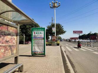 阳光广场站：多条公交线路的停靠站