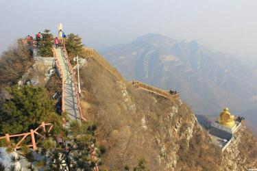 灵山自然风景区：北京第一峰的壮丽景色与丰富旅游资源